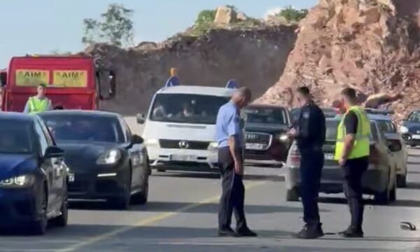 Raportohet se një veturë ka rënë nga ura e Dollcit në Klinë, 6 të lënduar
