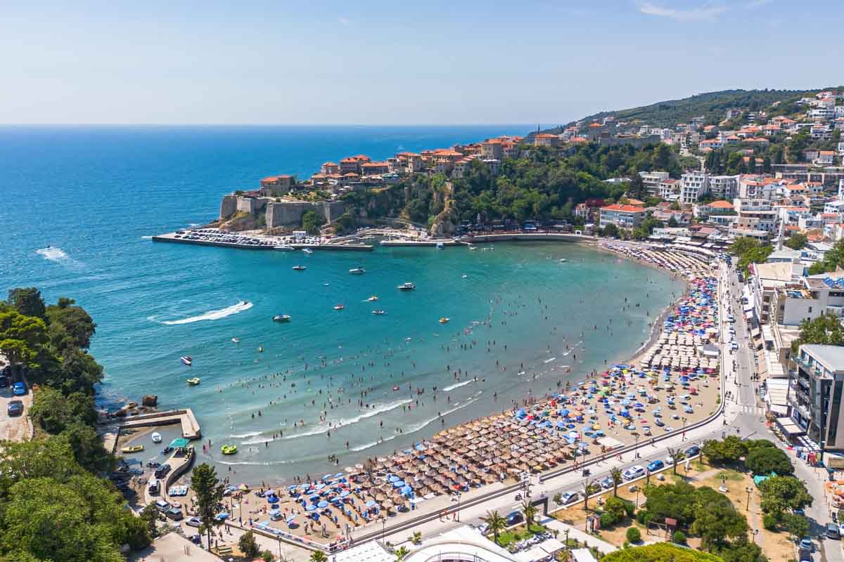 Komuna e Ulqinit do të dënojë me nga 500 euro kushdo që ecën me bikini nëpër qytet