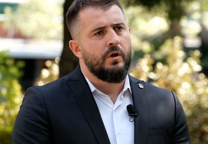 Lushtaku pyet Haxhiun: Në çfarë forme e fute gazin lotsjellës në Kuvendin e Kosovës në vitin 2016?