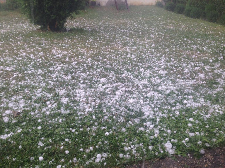 Bie breshër në disa pjesë të Kosovës