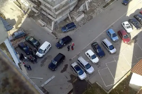 Punëtori bie nga kati i dytë në Fushë Kosovë, arrestohen dy zyrtarë të firmës