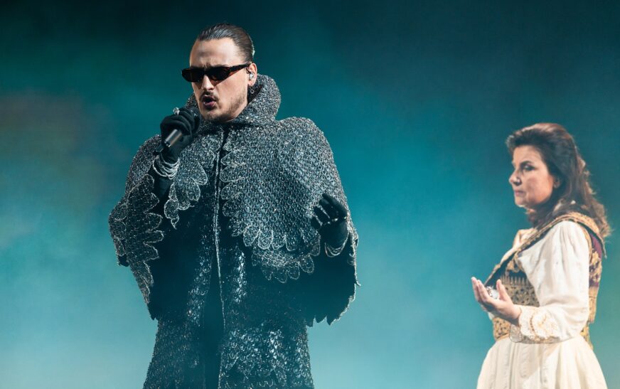 Sonte Finalja e Eurovision 2026, Alis i pesti në skenë me “Nân”