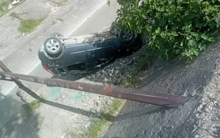 Aksident në Elbasan, makina humb kontrollin dhe përfundon në kanal