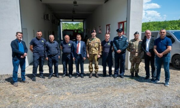 KFOR-i dhuron pajisje zjarrfikëse për Junikun