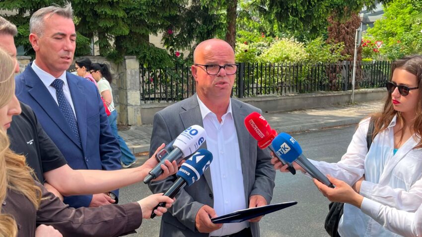 Komunat e çojnë në Kushtetuese rregulloren e Qeverisë për shërbimin civil