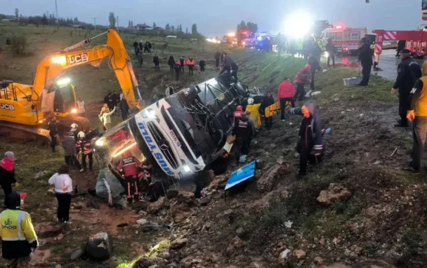 Aksident tragjik në Turqi – autobusi del nga rruga dhe përmbyset, katër të vdekur dhe 15 të plagosura