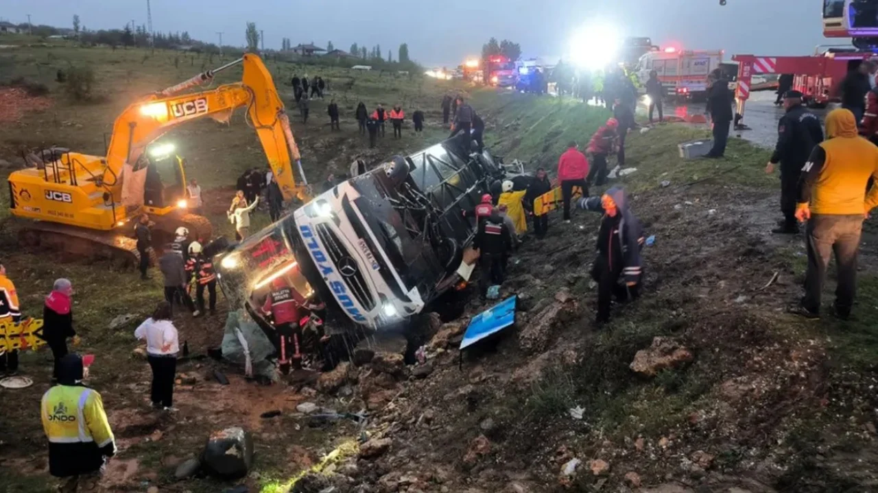 Aksident tragjik në Turqi – autobusi del nga rruga dhe përmbyset, katër të vdekur dhe 15 të plagosura