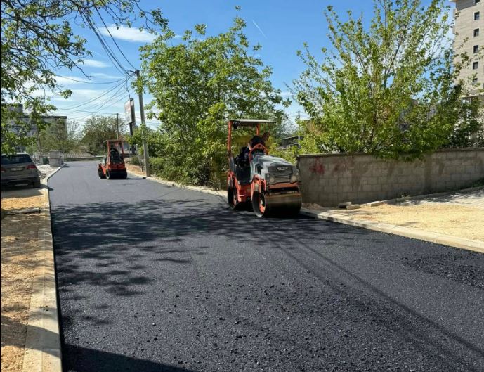 Nis asfaltimi i një rruge të shumëpritur në dalje të Fushë Kosovës