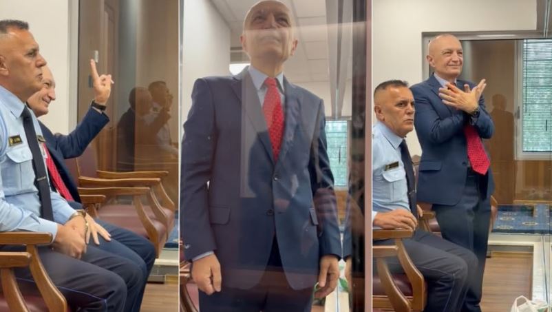 Ilir Meta nga gjyqi përshëndet të pranishmit me dy gishtat lart dhe simbolin e shqiponjës