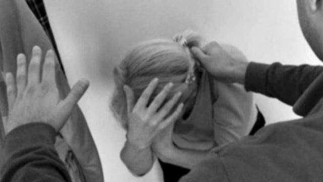 Dhunë në familje në Rahovec: Djali kanos nënën, arrestohet