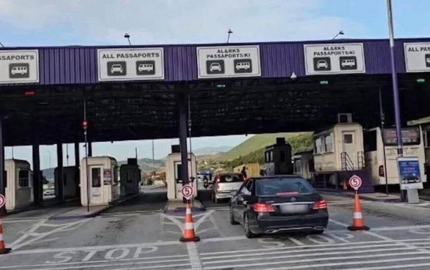 Reshjet e shiut s’i “frenojnë” kosovarët në lëvizjet drejt Shqipërisë – fluks i madh në Morinë