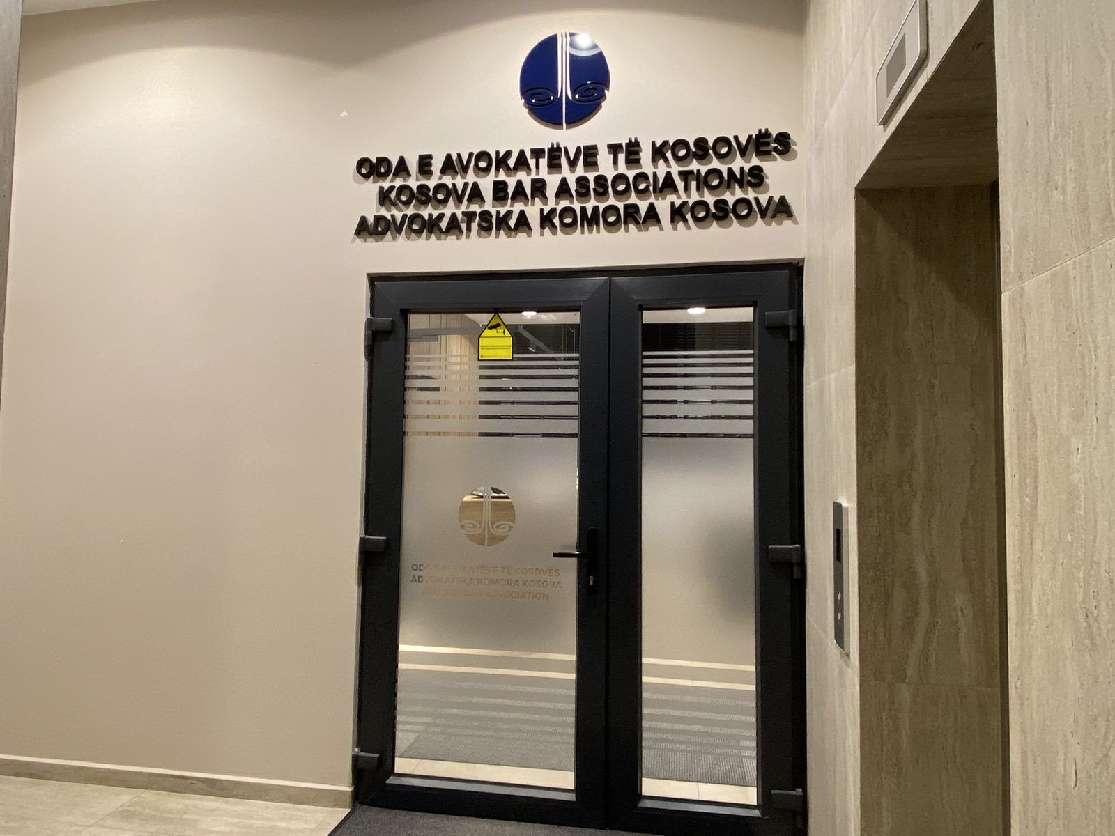 Oda e Avokatëve alarmon për vonesat në rastet e paraburgimit: “Po cenohet seriozisht liria personale”