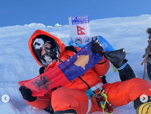 Petrit Kllokoqi ngjitet në majën e Everestit, valëviten flamujt e Kosovës dhe Shqipërisë