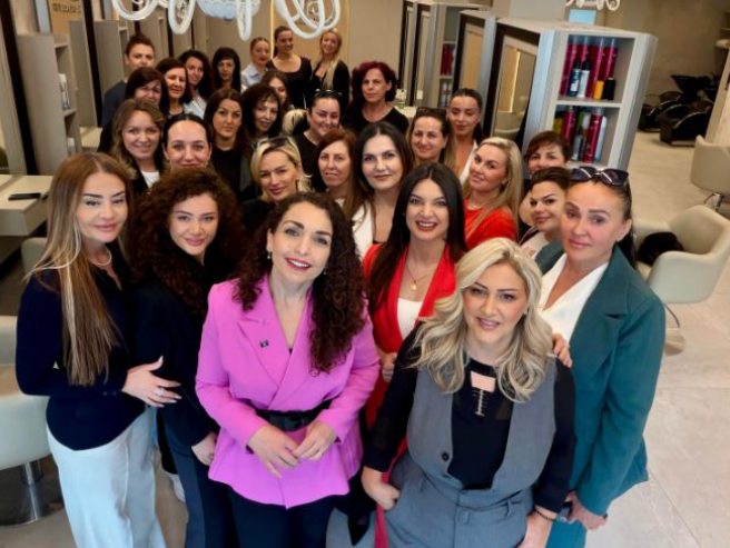 Vjosa Osmani pozon me “frizerkat”: Puna e çon Kosovën përpara, jo urrejtja e përçmimi