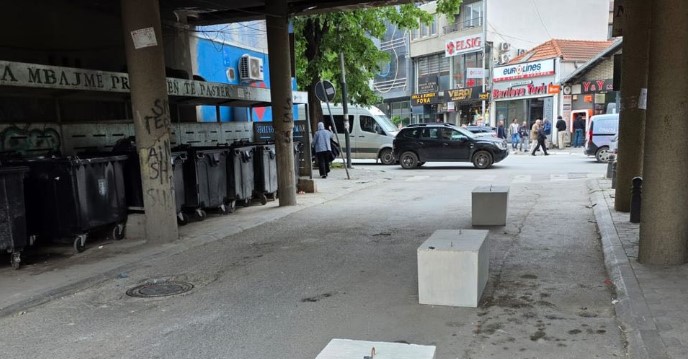 Lirohet tuneli në Tophane nga mbeturinat dhe parkimet e paligjshme