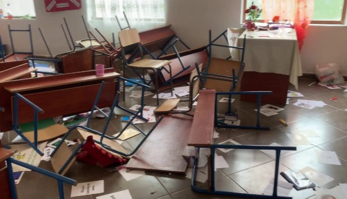 E tmerrshme: Nxënësit shkatërrojnë klasën e shkollës