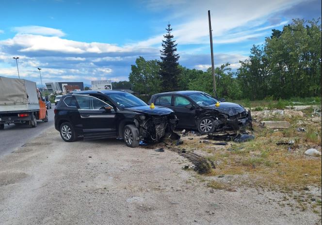 Aksident mes dy veturave në rrugën Prishtinë–Mitrovicë, lëndohen katër persona – jashtë rrezikut për jetë