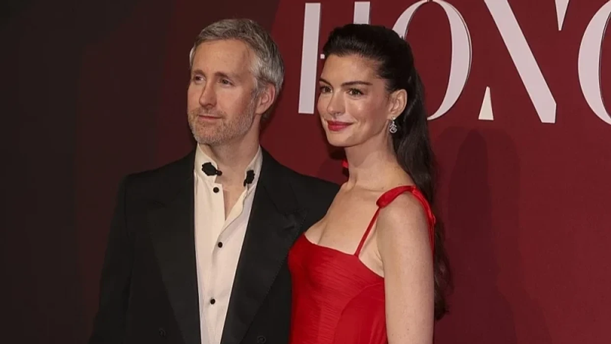 Anne Hathaway shfaqet rrallë në publik me bashkëshortin, tërheq vëmendje me stilin dhe bizhuteritë luksoze