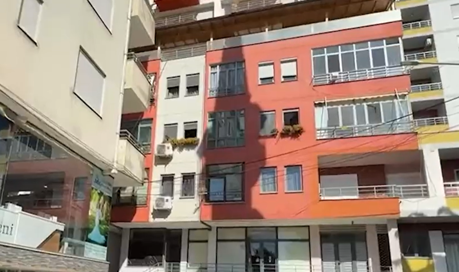 E moshuara në Pogradec tenton që të hidhet nga kati i 6 i pallatit