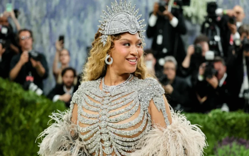Rikthim pas një dekade – Beyonce merr gjithë vëmendjen në Met Gala 2026