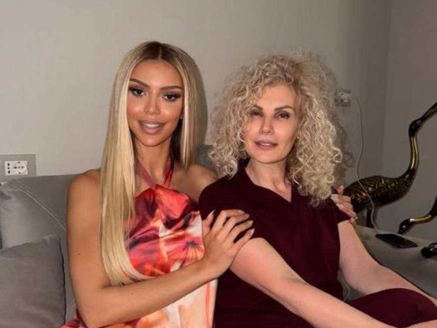 Brikena pozon krah nënës së Mateos: Me mbretëreshën