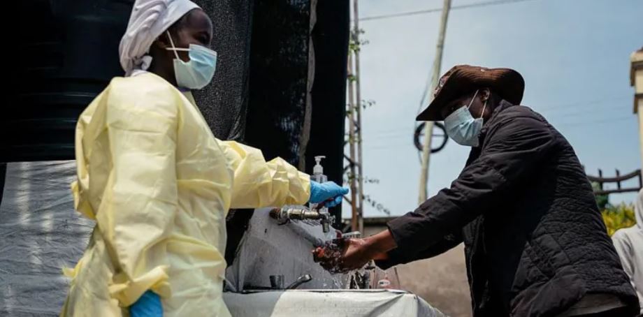 OBSH: Mbi 900 raste të dyshuara për Ebola në Kongo, shpërthim edhe në Ugandë