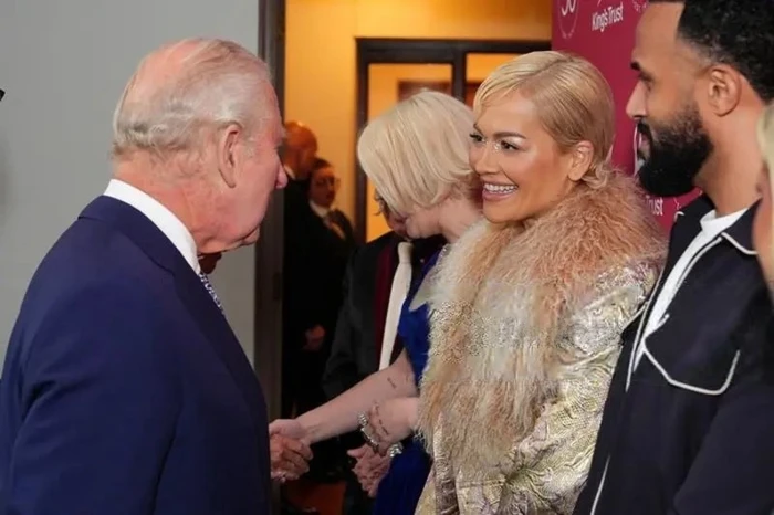 Rita Ora takohet me Mbretin Charles në Londër, shkëlqen me paraqitjen