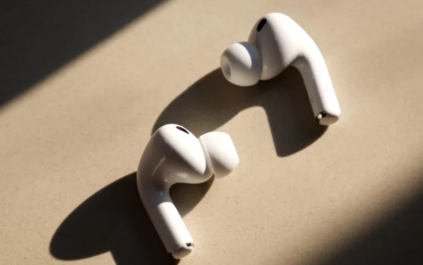 Apple afër finalizimit të AirPods Ultra me kamera dhe AI