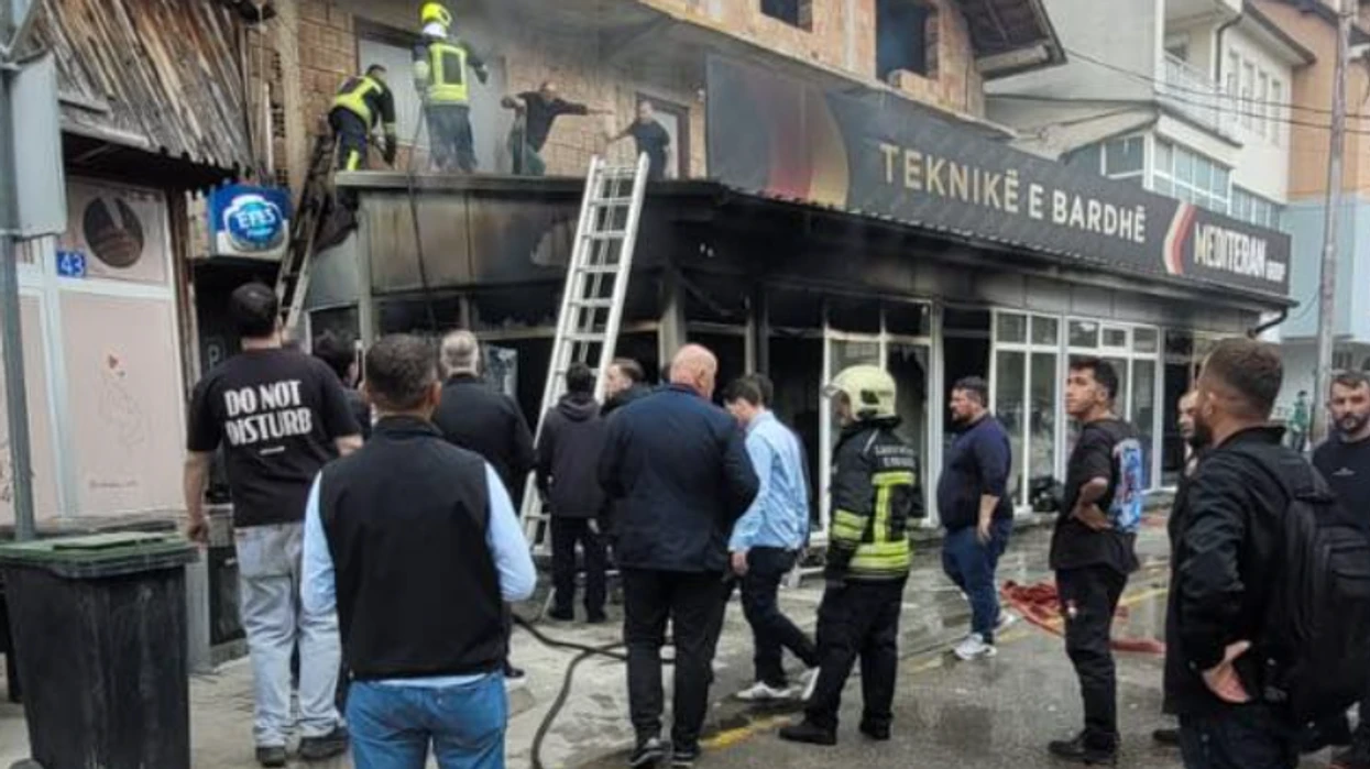 Digjet një dyqan i pajisjeve elektronike në Viti, intervenojnë zjarrfikësit