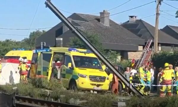 Aksident i rëndë në Belgjikë, treni përplaset me autobusin e shkollës