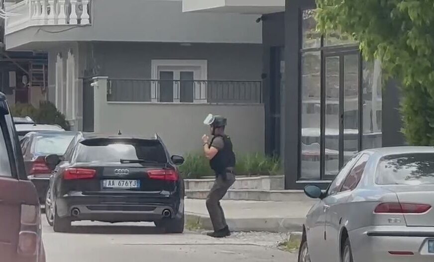 Dyshime për eksploviz në një automjet në Korçë, policia ‘blindon’ zonën