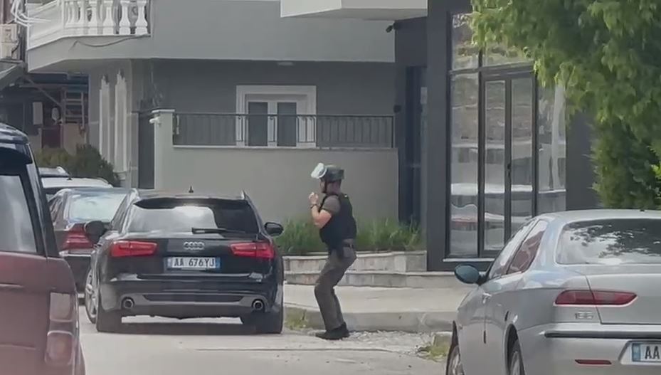 Dyshime për eksploviz në një automjet në Korçë, policia ‘blindon’ zonën