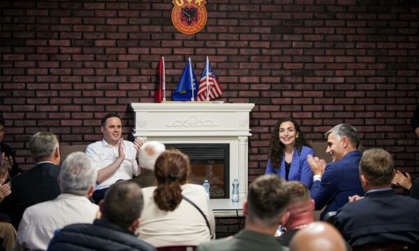 Abdixhiku me Osmanin në Stanoc të Vushtrisë: Po ndiejmë frymë të re, po mbështetet një rrugë tjeter për Kosovën