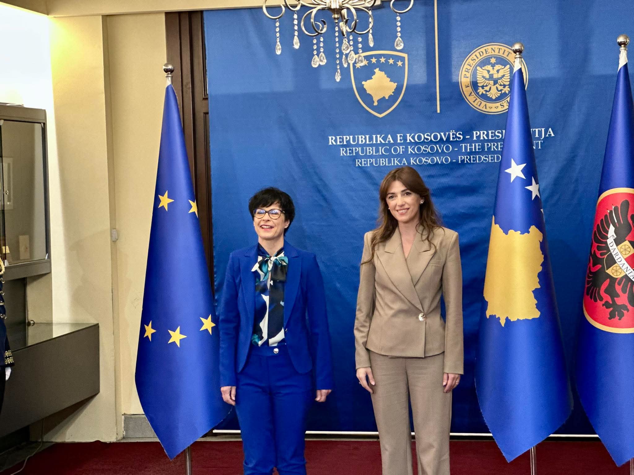 Marta Kos mbërrin në Presidencë, pritet nga Albulena Haxhiu