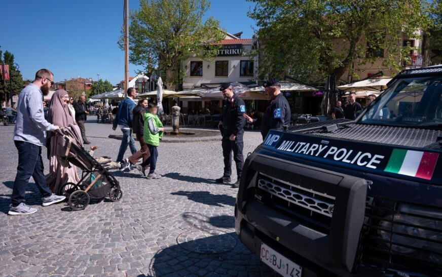 Policia Ushtarake e Karabinierëve patrullon në Prizren