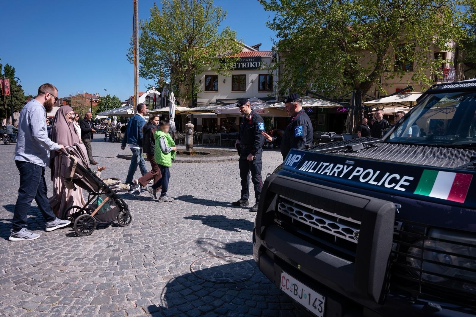 Policia Ushtarake e Karabinierëve patrullon në Prizren