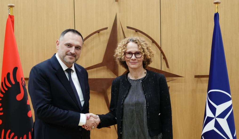 Ministri shqiptar i Mbrojtjes takohet me zv.sekretaren e NATO-s, diskutojnë për sigurinë në Ballkanin Perëndimor