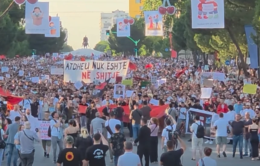 “Atdheu nuk është në shitje”, vazhdon në Tiranë protesta për Zvërnecin