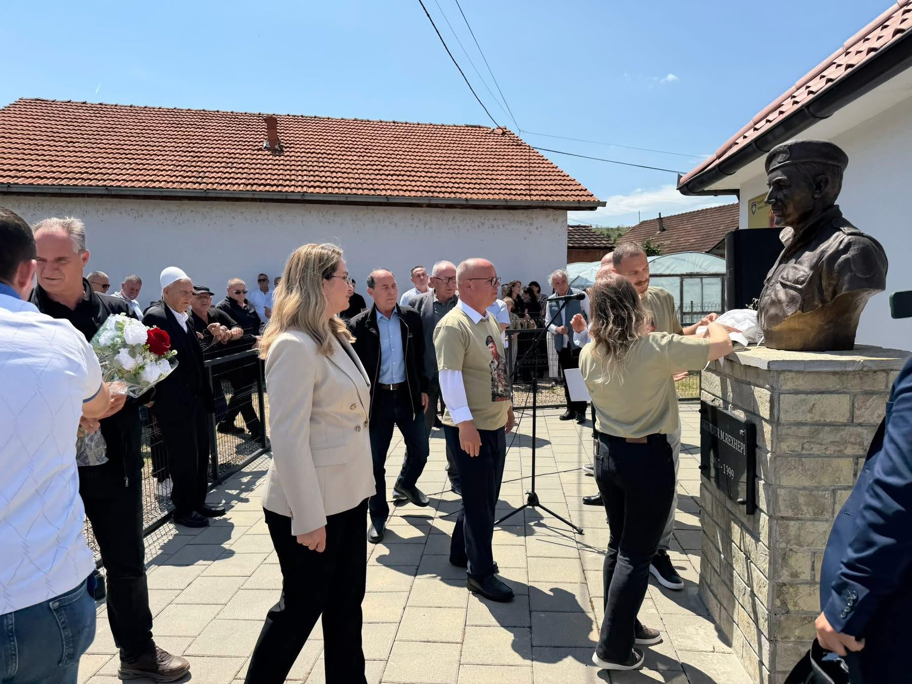 Përkujtohet ditëlindja e Heroit Skënder Rexhepi – homazhe në Mrasor pranë bustit dhe Shtëpisë-Muze