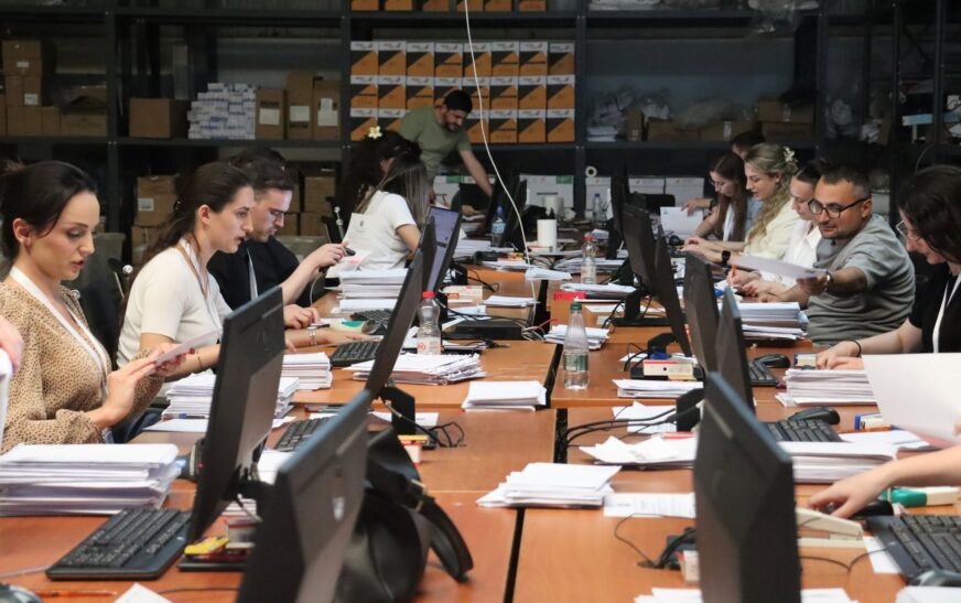 KQZ fillon verifikimin e pakove me fletëvotime nga diaspora