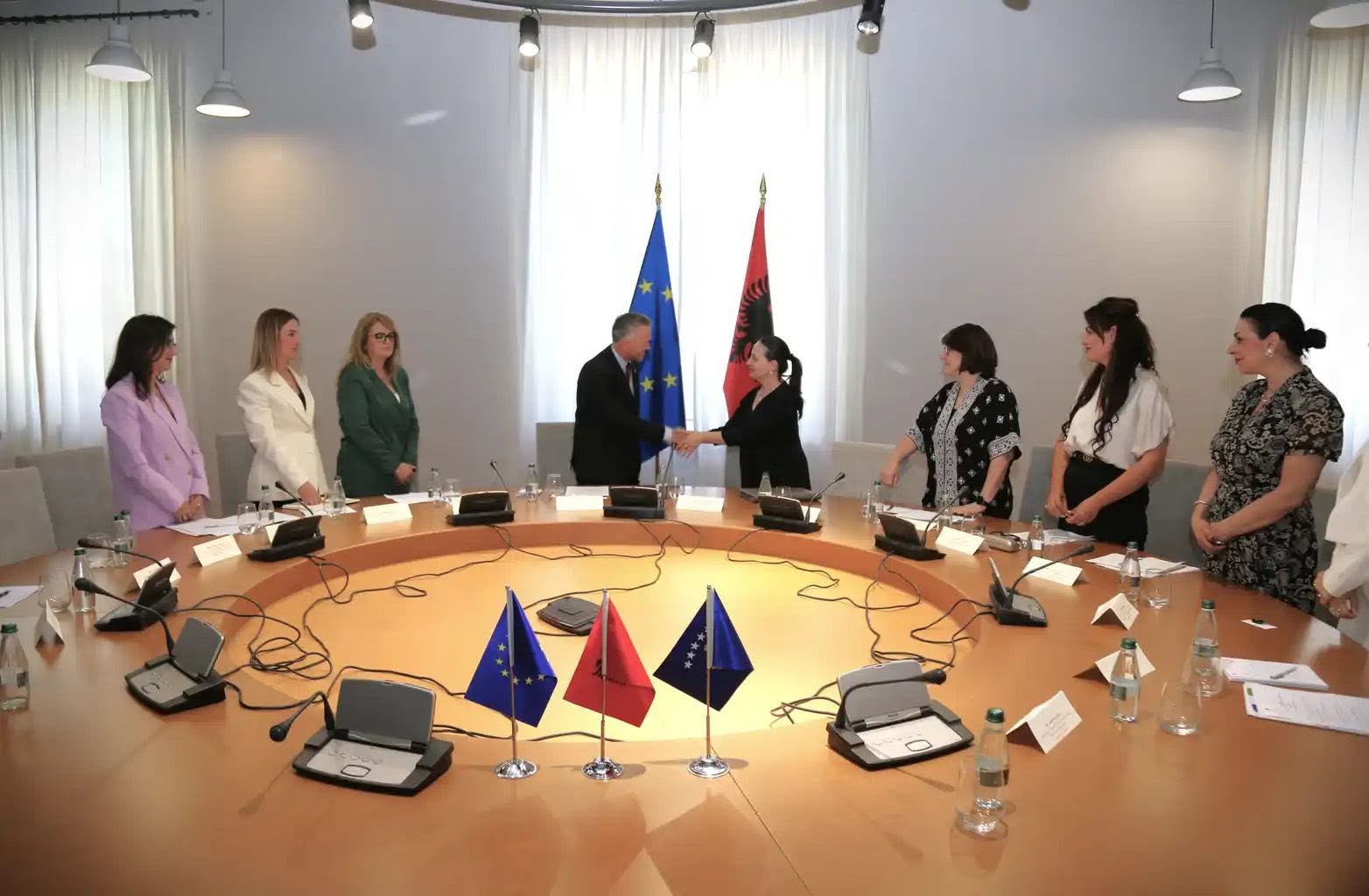 Procesi i anëtarësimit në BE – Kryenegociatorët e Kosovës dhe Shqipërisë shkëmbyen përvojat në Tiranë