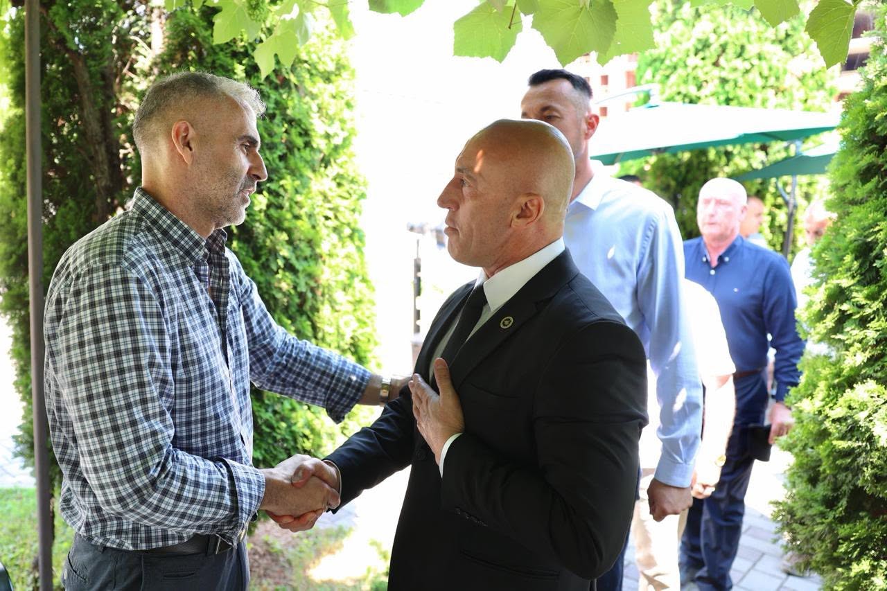 Haradinaj ngushëllon familjet Berisha dhe Dacaj pas humbjes së më të dashurve