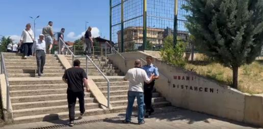 E “copëtoi” fletëvotimin në Shkollën “Ismail Qemali”, qytetari shoqërohet në polici