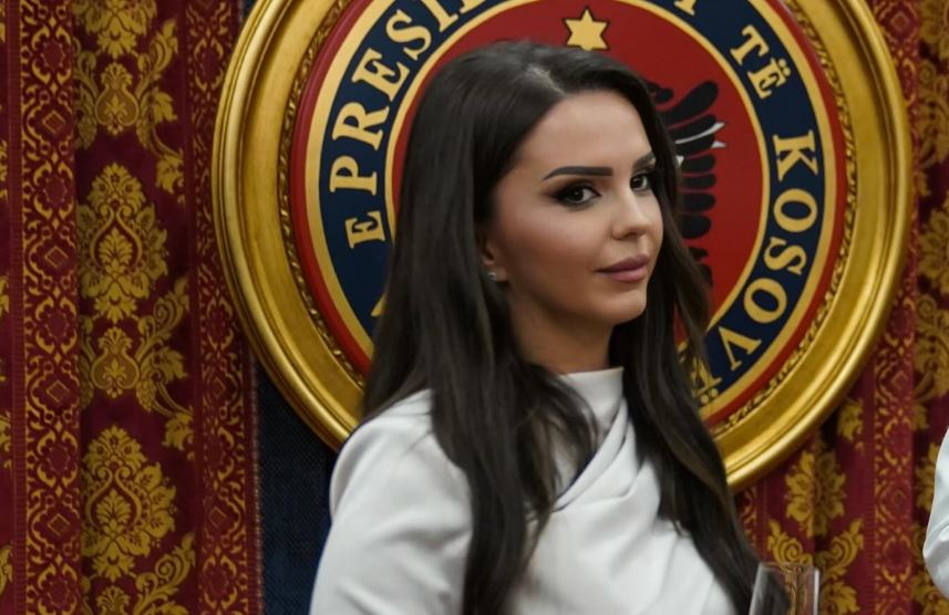 Teuta Rugova bëhet nënë