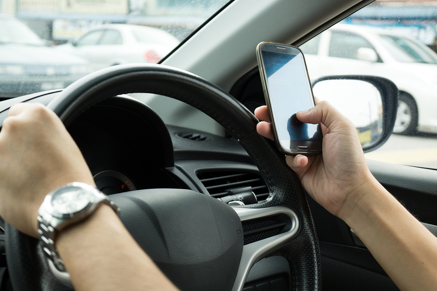 Përdorën telefonin gjatë vozitjes, gjobitën 233 shoferë veç gjatë muajit maj në Ferizaj