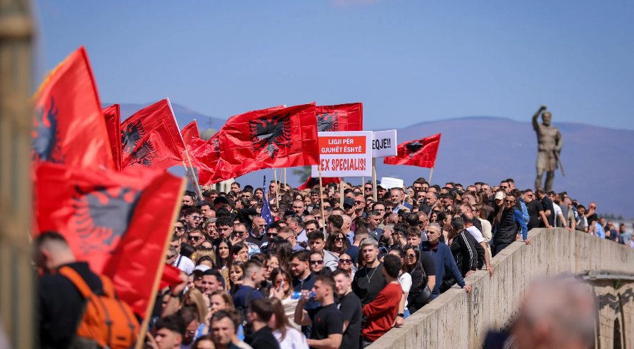 “Gjuha shqipe nuk është privilegj”, studentët e Kosovës protestojnë në Prishtinë për të drejtat gjuhësore në RMV