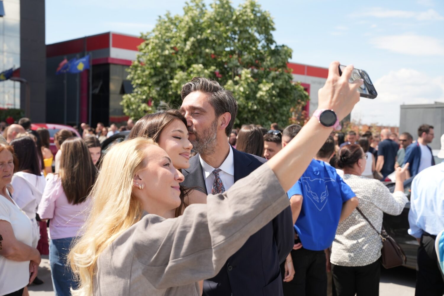 2026 “Jemi shumë krenarë për ty”, Uran Ismaili uron vajzën për semimaturën