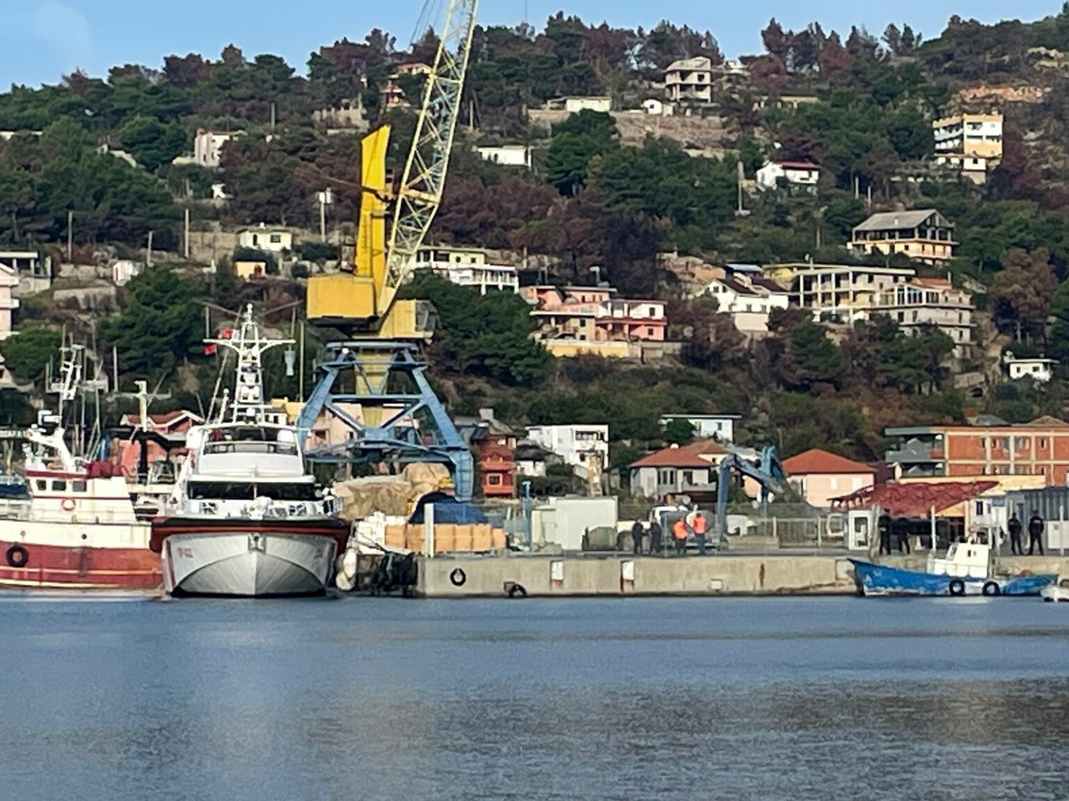 E rëndë në Shëngjin, katër të rinj i marrin dallgët e forta! Dyshohet për viktima