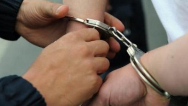 Vrasja në Kobaj merr kthesë të re – arrestohet edhe nëna e të dyshuarit, dyshohet se nxiti krimin