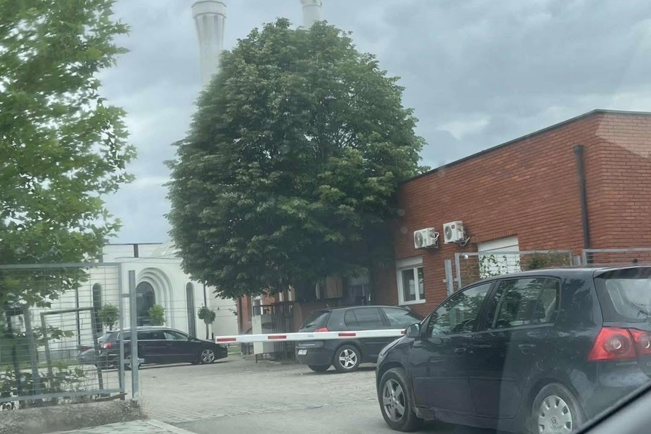 Rampa në hyrje të Ambulantës së Bardhoshit ngre shqetësime për qasjen e pacientëve
